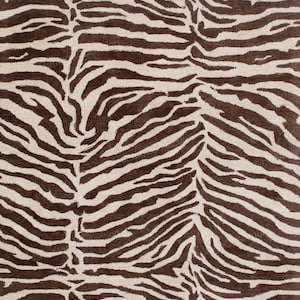Könnte beinhalten: Ein rechteckiger Teppich mit einem kontrastreichen, sich wiederholenden, von Zebras inspirierten Streifenmuster in Dunkelbraun und Creme. Das Design besteht aus organischen, fließenden Linien, die die gesamte Oberfläche bedecken und einen strukturierten Effekt erzeugen.