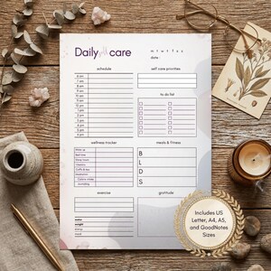 Op de afbeelding: Een Daily self care plannerblad met secties voor schema, prioriteiten, takenlijst, welzijnstracker, maaltijden, fitness, beweging en dankbaarheid. Een gouden badge vermeldt: Includes US Letter, A4, A5, and GoodNotes Sizes.