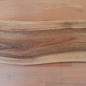 Handgemaakte walnotenhouten snijplank met natuurlijke randen