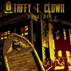 Puede incluir: Una portada de cómic con un esquema de color amarillo y negro. La portada presenta una casa espeluznante con un cementerio en frente. El título del cómic es "Taffy T Clown Presents". El texto en la lápida dice "Cualquiera en este pueblo que entre en un cementerio esta noche no saldrá vivo. Nacido el 10-31-2021 Fallecido ???".