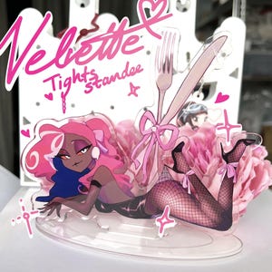 Może przedstawiać: Biały ceramiczny kubek z czarnym uchwytem i napisem "But First, Coffee" czarną, pogrubioną czcionką. Kubek stoi na białej powierzchni.