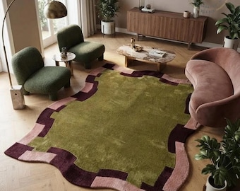 Tapis en laine à bordure abstraite tuftée à la main, vert olive, bordeaux et rose, à bords ondulés.