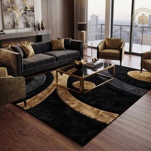Puede incluir: Una alfombra rectangular con un patrón abstracto audaz de líneas curvas negras y doradas. La alfombra está colocada en una sala de estar, mostrando una base de color negro profundo contrastada por arcos circulares de oro metálico texturizado.