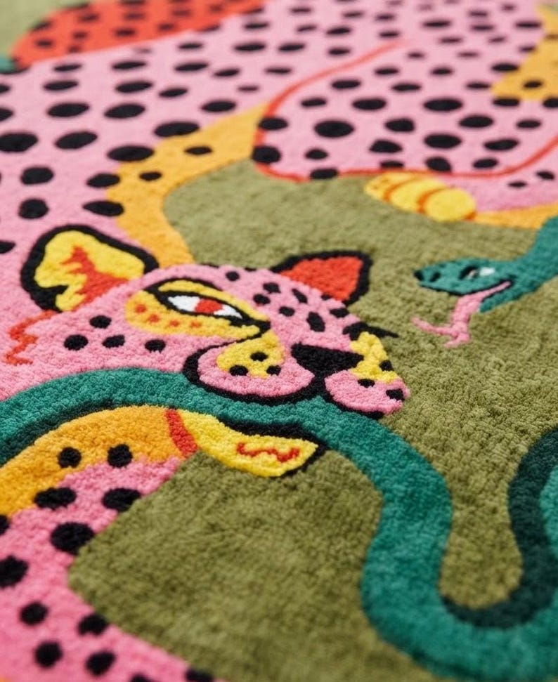 Peut inclure: Un tapis textile touffet&eacute; repr&eacute;sentant un l&eacute;opard rose &agrave; taches noires avec des accents jaunes, entrelac&eacute; avec un serpent vert sur un fond vert olive. Le motif comprend une seconde figure de l&eacute;opard rose dans la partie sup&eacute;rieure du tapis.