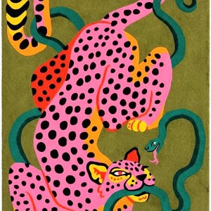 Peut inclure: Un tapis rectangulaire sur fond vert olive repr&eacute;sentant un grand l&eacute;opard rose &agrave; taches noires. Le l&eacute;opard est entrelac&eacute; avec un long serpent vert sinueux qu'il tient dans sa gueule. Le motif comporte des accents orange.