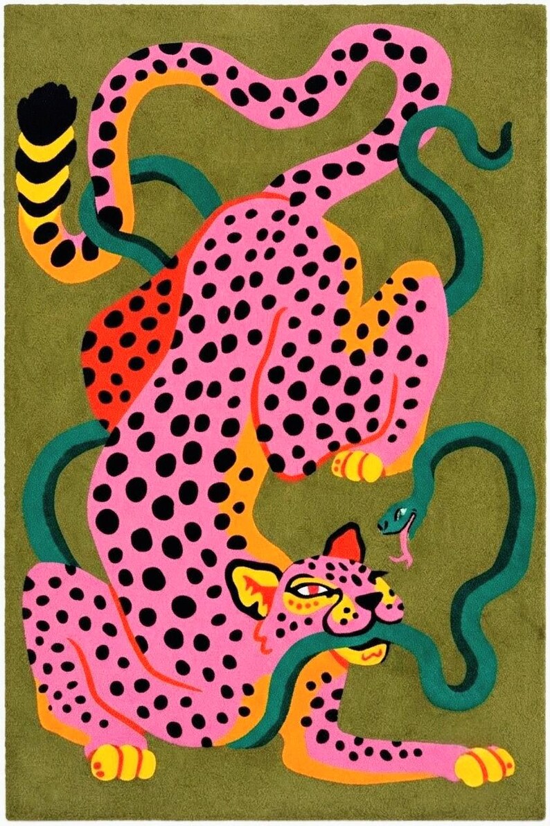 Peut inclure: Un tapis rectangulaire sur fond vert olive repr&eacute;sentant un grand l&eacute;opard rose &agrave; taches noires. Le l&eacute;opard est entrelac&eacute; avec un long serpent vert sinueux qu'il tient dans sa gueule. Le motif comporte des accents orange.