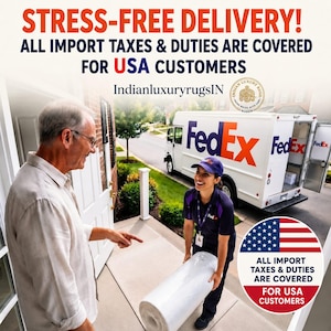 Peut inclure: Un livreur FedEx en uniforme violet remet un grand colis cylindrique blanc &agrave; un client devant une porte. L'image contient le texte STRESS-FREE DELIVERY! ALL IMPORT TAXES & DUTIES ARE COVERED FOR USA CUSTOMERS et IndianluxuryrugsIN.