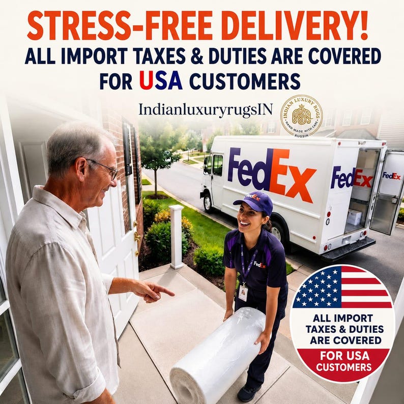 Peut inclure: Un livreur FedEx en uniforme violet remet un grand colis cylindrique blanc &agrave; un client devant une porte. L'image contient le texte STRESS-FREE DELIVERY! ALL IMPORT TAXES & DUTIES ARE COVERED FOR USA CUSTOMERS et IndianluxuryrugsIN.
