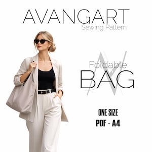 Peut inclure: Une femme en costume beige tient un sac pliable gris clair. L'image présente le texte "AVANGART Sewing Pattern" et "Foldable BAG". Le texte supplémentaire comprend "ONE SIZE" et "PDF - A4".