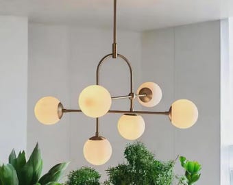 Lustre de latão estilo moderno de meados do século XX para espaços elegantes - Lustre com 6 globos de luz | Luminária pendente de vidro opalino | Luminária de teto contemporânea