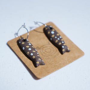 Pendientes de cerámica artesanal en forma de pez · pendientes originales · regalo para mujer · diseño exclusivo