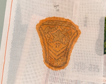 Lienzo para bordado Aggie Ring de 18 mallas con la tela de respaldo de su elección.