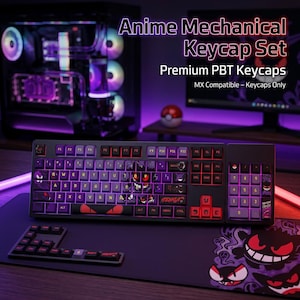 Può includere: Una tastiera meccanica nera con tasti a tema anime. I tasti presentano vari disegni di personaggi in viola e rosso. La tastiera ha un tastierino numerico e viene visualizzata con un tappetino per mouse abbinato e tasti extra. Il testo sulla tastiera recita "Anime Mechanical Keycap Set".