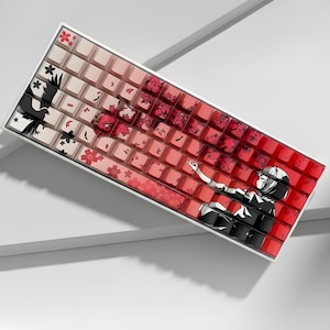 Può includere: Una tastiera meccanica personalizzata con una cornice bianca e tasti con una sfumatura di colori dal beige al rosso. I tasti sono decorati con fiori di ciliegio e illustrazioni in stile anime. La tastiera ha un design unico.
