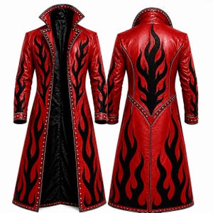 Puede incluir: Un abrigo largo de cuero rojo con diseños de llamas negras. El abrigo presenta un cuello con muescas, adornos con tachuelas y un forro interior negro. La parte trasera del abrigo también tiene un gran diseño de llama negra.