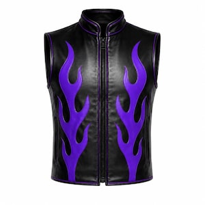 Peut inclure: Gilet en cuir noir avec un motif de flammes violettes. Le gilet a un col montant, une fermeture éclair sur toute la longueur et des bordures violettes. Le motif de flammes est mis en évidence sur le devant.