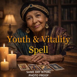 Op de afbeelding: Een ouder persoon met een zwarte hoofdbedekking met gouden rand en bungelende oorbellen, zittend achter een houten tafel met drie brandende kaarsen, vier tarotkaarten en een stapel boeken. De tekst luidt Youth & Vitality Spell en SAME DAY RITUAL PHOTO PROOF.