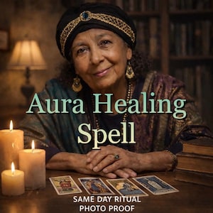 Può includere: Immagine di una donna anziana con turbante e gioielli, con il testo "Aura Healing Spell". Candele accese e carte dei tarocchi su un tavolo di legno. Il testo "SAME DAY RITUAL PHOTO PROOF" è in basso.