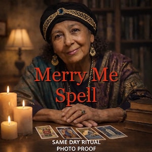 Peut inclure: Image d'une femme portant un turban et des bijoux, avec le texte "Merry Me Spell" en rouge. Des cartes de tarot et des bougies allumées sont sur une table en bois. Le texte "SAME DAY RITUAL PHOTO PROOF" est en bas.