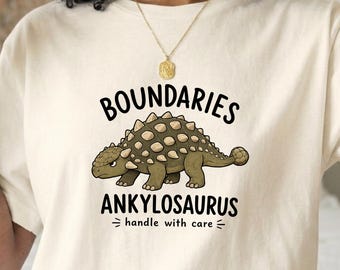 Camiseta de dinosaurios con temática de límites, camiseta de anquilosaurio, camiseta con humor para introvertidos, camiseta "Respeta mi espacio", regalo de dinosaurio adorable, camiseta de colores cómodos