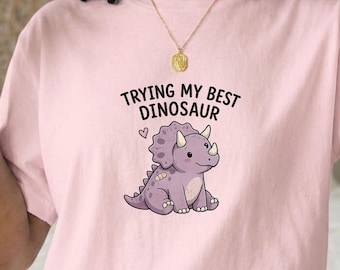 Camiseta de dinosaurio "Intentando lo mejor posible", camiseta de dinosaurio adorable, camiseta de salud mental, camiseta estética suave, regalo para introvertidos, camiseta de colores cómodos