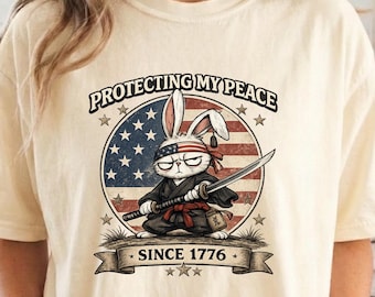 Camiseta "Protegiendo mi paz desde 1776", regalo de conejito patriótico para introvertidos, divertido gráfico del 4 de julio, ropa Comfort Colors, humor sobre la libertad.