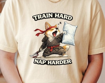 Camiseta gráfica "Entrena duro, duerme más duro", regalo divertido para hacer ejercicio con un Corgi, broma para el gimnasio sobre perros perezosos, ropa de animales de Comfort Colors, humor animal, para amantes de los perros.