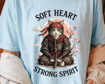 Camiseta gráfica Corazón Suave Espíritu Fuerte, Regalo de Gato Samurai, Arte Zen Japonés, Ropa para Amantes de los Gatos de Colores Cómodos