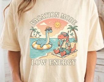 Camiseta de baja energía en modo vacaciones, camiseta divertida de playa con T-Rex en colores cómodos, regalo retro de verano con dinosaurios, humor para introvertidos, camiseta de dinosaurio para la salud mental