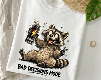 Camiseta de mapache con el lema "Malas decisiones", camiseta divertida de bebida energética, estampado de estado de ánimo caótico, camiseta de colores que brindan comodidad, regalo de humor para introvertidos.