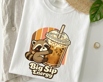Camiseta Big Sip Energy con mapache, camiseta adorable para amantes del café, camiseta divertida de café helado, estampado Comfort Colors, regalo con estética acogedora.