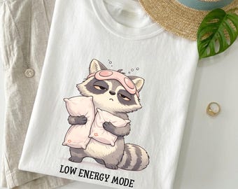 Camiseta de mapache en modo de baja energía, camiseta divertida de animal cansado, camiseta de humor para introvertidos, camiseta de estado de ánimo agotado, camiseta con estampado de mapache perezoso y lindo, camiseta kawaii