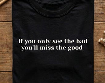 Camiseta con la frase "Si solo ves lo malo, te perderás lo bueno", camiseta con cita positiva, camiseta inspiradora de Comfort Colors, regalo gráfico minimalista.