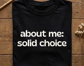 Camiseta "Sobre mí: Una elección sólida", camiseta con cita sarcástica divertida, regalo de humor autocrítico, ropa gráfica minimalista de colores cómodos, broma de confianza