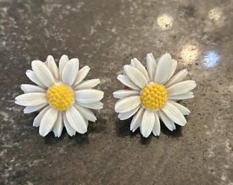 Pendientes vintage de clip con forma de margarita de Sarah Coventry en tono oro blanco y amarillo.
