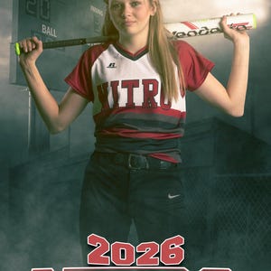 Puede incluir: Una persona con una camiseta de softbol roja, blanca y negra con la palabra "NITRO" en la parte delantera, sosteniendo un bate de softbol. La imagen también presenta el texto "2026 NITRO SOFTBALL". Un marcador es visible en el fondo.