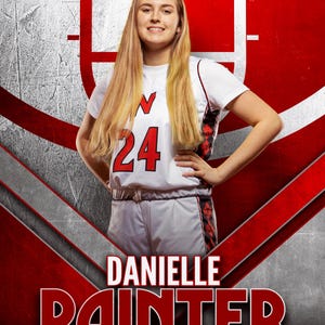 Puede incluir: Una mujer con una camiseta de baloncesto blanca con el número 24 y la letra "N" en rojo. La camiseta tiene detalles rojos y negros. El fondo es rojo y gris con el nombre "DANIELLE PAINTER" en letras rojas grandes.