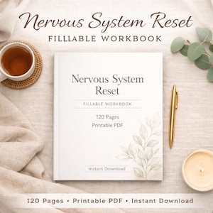 Puede incluir: Un cuaderno blanco titulado "Nervous System Reset" con el texto "Fillable Workbook" y "120 Pages Printable PDF." También se ven un bolígrafo dorado, una taza de té y una vela.