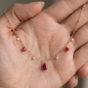Halsband med päron och rubin i labbet, lyxig kedja, handgjorda smycken