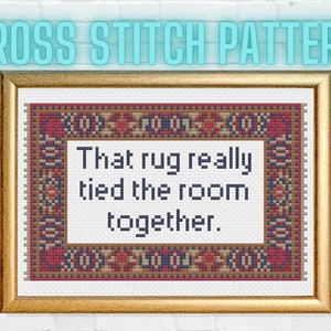 Può includere: Schema di punto croce con un bordo rosso, blu e dorato. Lo schema include il testo "That rug really tied the room together."