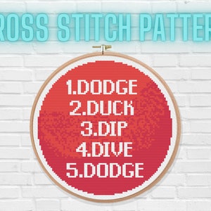 Peut inclure: Un cercle de broderie en point de croix rouge avec le texte "1. DODGE 2. DUCK 3. DIP 4. DIVE 5. DODGE" sur un fond de mur en briques blanches.