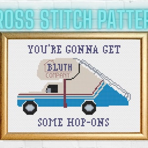 Op de afbeelding: Kruissteekpatroon van een blauwe vrachtwagen met een wit dak en een bord met de tekst "Bluth Company" aan de zijkant. De vrachtwagen vervoert een huis op het dak. De tekst "You're gonna get some hop-ons" staat onder de vrachtwagen.