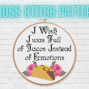 Puede incluir: Patrón de punto de cruz con fondo blanco y un aro redondo con el texto "I wish I was full of tacos instead of emotions" en texto negro. Un taco amarillo con rosas rosas está en el centro inferior del aro.