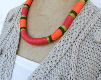 Tribal Bib Halskette: Hell gestreifter Textil-Choker, Boho Rope Art