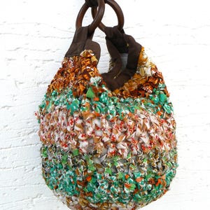 Cartera a crochet tejida con tiras de tela de algodón, Largo de correa adaptable, Bolso rústico y liviano.