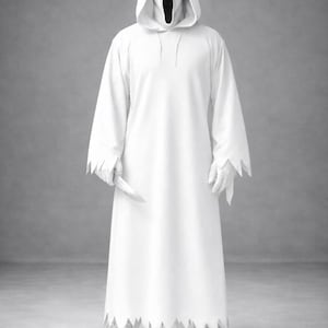 Puede incluir: Imagen de cuerpo entero de una persona con un disfraz blanco de Scream. El disfraz incluye una túnica con capucha, una máscara con una cara gritando, guantes blancos, zapatos blancos y un cuchillo plateado. El fondo es gris liso.