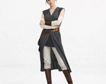 Strój cosplay Rey – szara sukienka z kopertowym dekoltem inspirowana Gwiezdnymi Wojnami, tunika Jedi, opaski na ramiona, zestaw pasków i butów.
