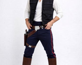 Strój cosplay inspirowany Hanem Solo – strój przemytnika z kamizelką, spodniami i kaburą.