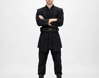 Strój cosplay inspirowany Mistrzem Jedi – czarna tunika z paskiem i spodniami.