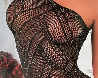 Glittrig nätklänning med en ärm - Kristallutsmyckad bodystocking